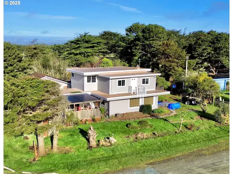 55042 Franklin Rd, Bandon, OR 97411