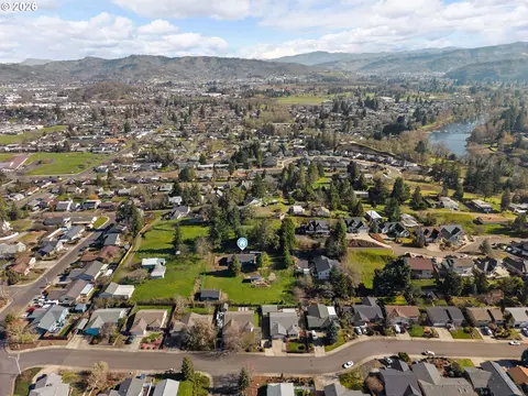 1378 NW Grove St, Roseburg, OR 97471