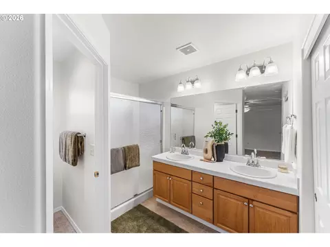 Bath - 807 SE 197th Ave, Camas, WA 98607 photo 2 of 4
