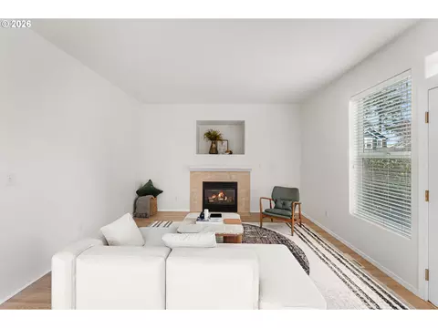 Living - 807 SE 197th Ave, Camas, WA 98607 photo 4 of 6