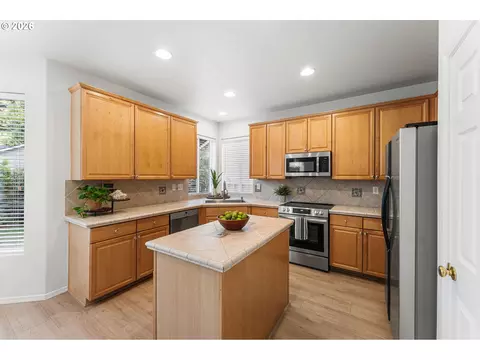 Kitchen - 807 SE 197th Ave, Camas, WA 98607 photo 2 of 4