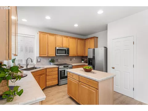 Kitchen - 807 SE 197th Ave, Camas, WA 98607 photo 3 of 4