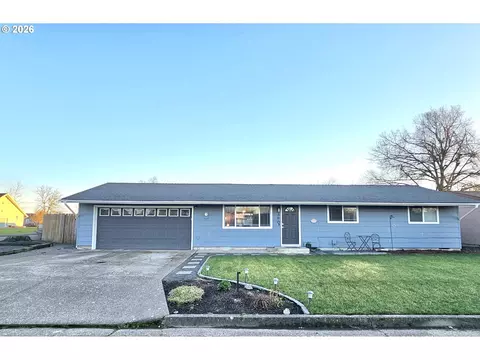 390 N 7th Pl, Harrisburg, OR 97446
