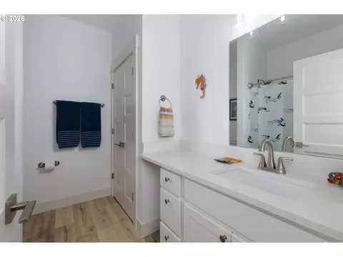 Bath - 252 Estabrook Rd, Carson, WA 98610 photo 1 of 2