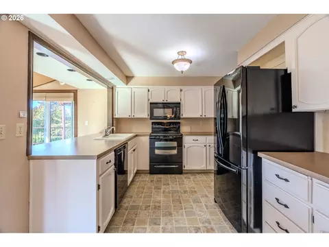 Kitchen - 1968 SW 25th St, Gresham, OR 97080 photo 1 of 5