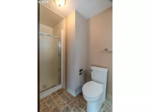 Bath - 1968 SW 25th St, Gresham, OR 97080 photo 2 of 4