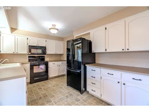 Kitchen - 1968 SW 25th St, Gresham, OR 97080 photo 2 of 5
