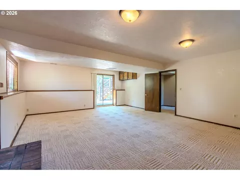 Living - 1968 SW 25th St, Gresham, OR 97080 photo 6 of 8