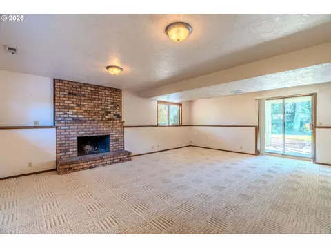 Living - 1968 SW 25th St, Gresham, OR 97080 photo 5 of 8