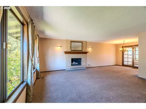 Living - 1968 SW 25th St, Gresham, OR 97080 photo 2 of 8