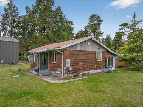 27501 R Ln, Ocean Park, WA 98640