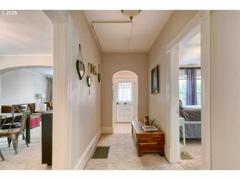 Entry Way - 114 SE 7th St, Pendleton, OR 97801 photo 1 of 2