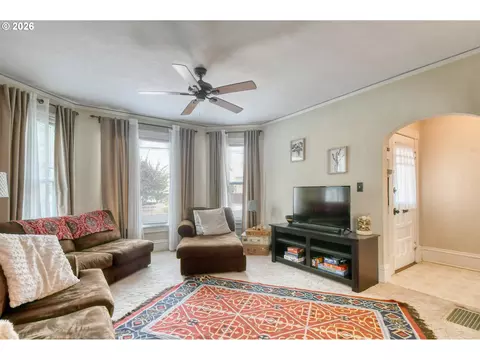 Living - 114 SE 7th St, Pendleton, OR 97801 photo 1 of 3