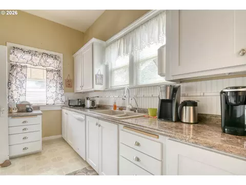 Kitchen - 114 SE 7th St, Pendleton, OR 97801 photo 2 of 3