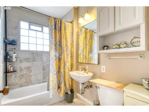 Bath - 114 SE 7th St, Pendleton, OR 97801 photo 1 of 1