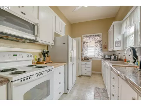 Kitchen - 114 SE 7th St, Pendleton, OR 97801 photo 1 of 3