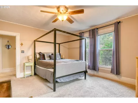 Bedroom - 114 SE 7th St, Pendleton, OR 97801 photo 2 of 4