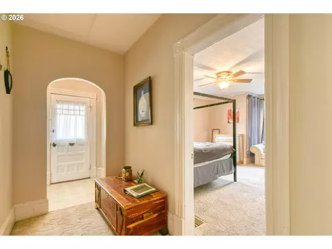 Entry Way - 114 SE 7th St, Pendleton, OR 97801 photo 2 of 2
