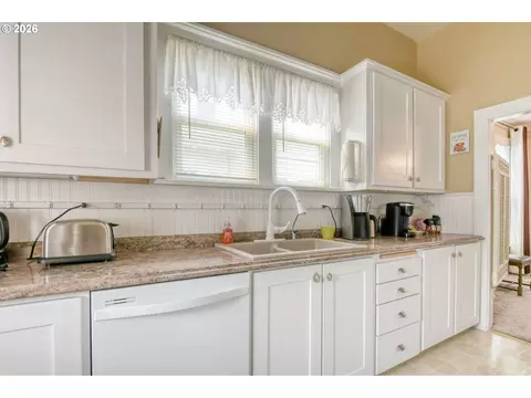 Kitchen - 114 SE 7th St, Pendleton, OR 97801 photo 3 of 3