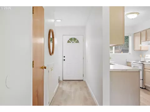 Entry Way - 1304 NE Hogan Dr, Gresham, OR 97030 photo 3 of 4