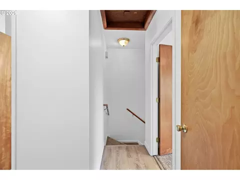 Entry Way - 1304 NE Hogan Dr, Gresham, OR 97030 photo 4 of 4