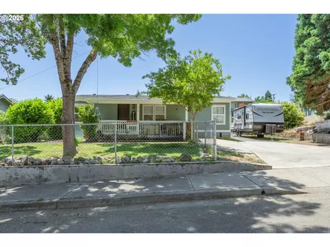 946 NE Laurance St, Myrtle Creek, OR 97457