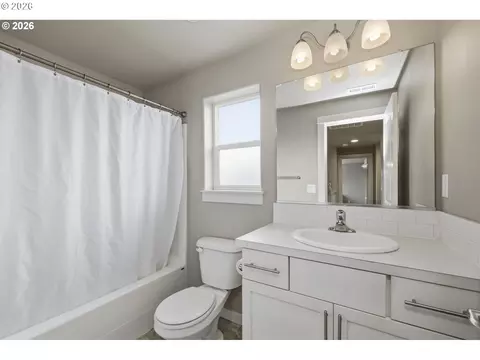 Bath - 1285 Tirion Ave, Eugene, OR 97404 photo 4 of 4