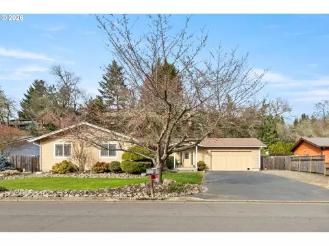 137 N River Dr, Roseburg, OR 97470