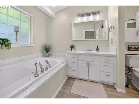 Bath - 797 NW Wallula Ave, Gresham, OR 97030 photo 2 of 2