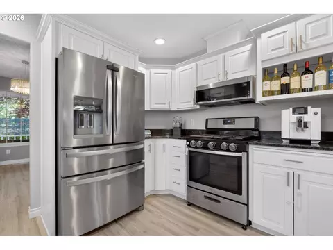 Kitchen - 797 NW Wallula Ave, Gresham, OR 97030 photo 3 of 4