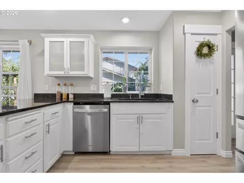 Kitchen - 797 NW Wallula Ave, Gresham, OR 97030 photo 4 of 4