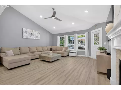 Living - 797 NW Wallula Ave, Gresham, OR 97030 photo 3 of 4