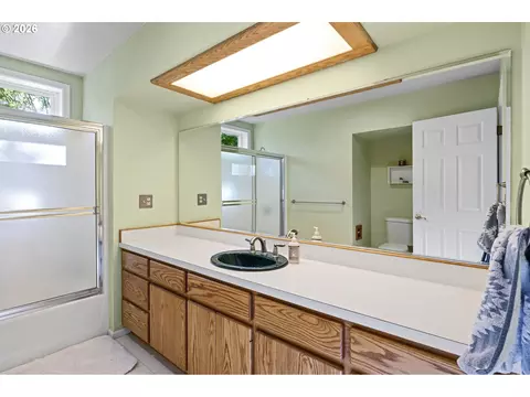 Bath - 2533 Moon Mountain Dr, Eugene, OR 97403 photo 2 of 2