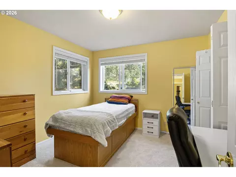 Bedroom - 2533 Moon Mountain Dr, Eugene, OR 97403 photo 4 of 6