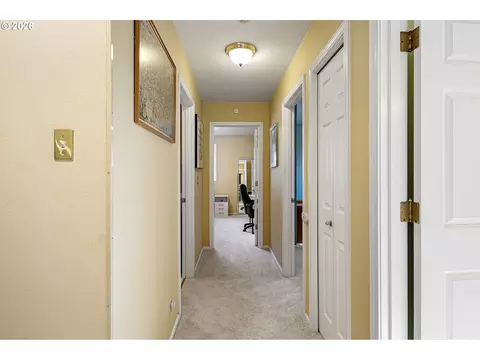 Entry Way - 2533 Moon Mountain Dr, Eugene, OR 97403 photo 4 of 6