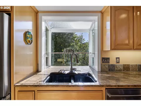 Kitchen - 2533 Moon Mountain Dr, Eugene, OR 97403 photo 5 of 7
