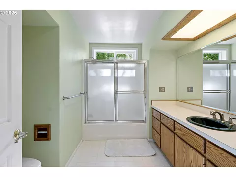 Bath - 2533 Moon Mountain Dr, Eugene, OR 97403 photo 1 of 2