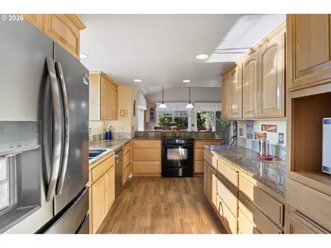 Kitchen - 2533 Moon Mountain Dr, Eugene, OR 97403 photo 3 of 7