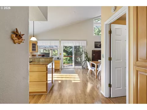 Entry Way - 2533 Moon Mountain Dr, Eugene, OR 97403 photo 3 of 6