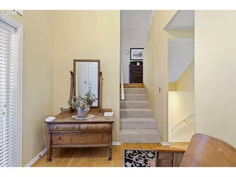 Entry Way - 2533 Moon Mountain Dr, Eugene, OR 97403 photo 2 of 6