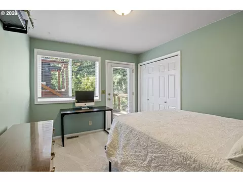 Bedroom - 2533 Moon Mountain Dr, Eugene, OR 97403 photo 5 of 6
