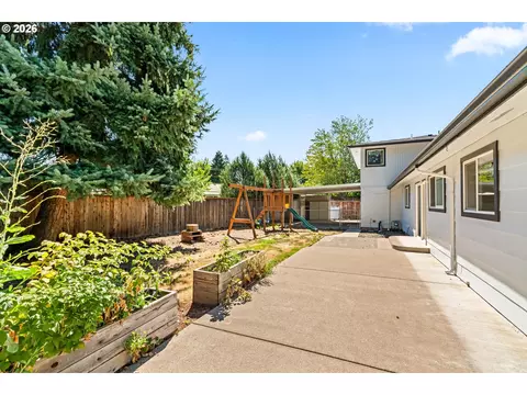 Exterior - 3187 Alyndale Dr, Eugene, OR 97404 photo 4 of 8