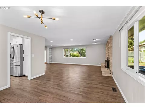 Living - 3187 Alyndale Dr, Eugene, OR 97404 photo 7 of 10