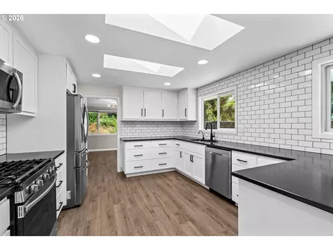 Kitchen - 3187 Alyndale Dr, Eugene, OR 97404 photo 3 of 4