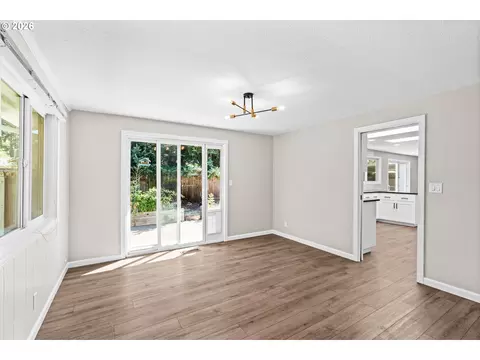 Living - 3187 Alyndale Dr, Eugene, OR 97404 photo 5 of 10