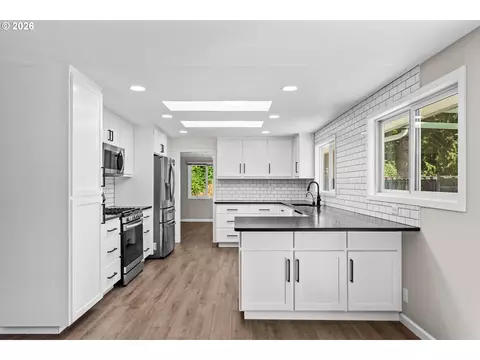 Kitchen - 3187 Alyndale Dr, Eugene, OR 97404 photo 2 of 4