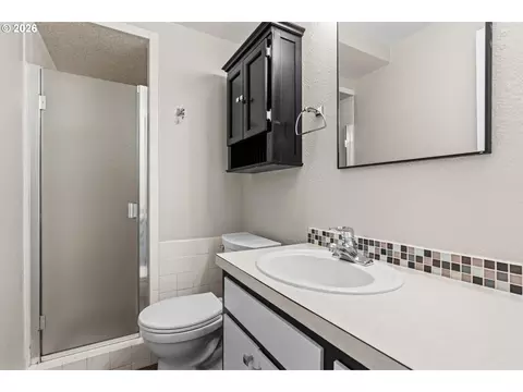 Bath - 3187 Alyndale Dr, Eugene, OR 97404 photo 2 of 3