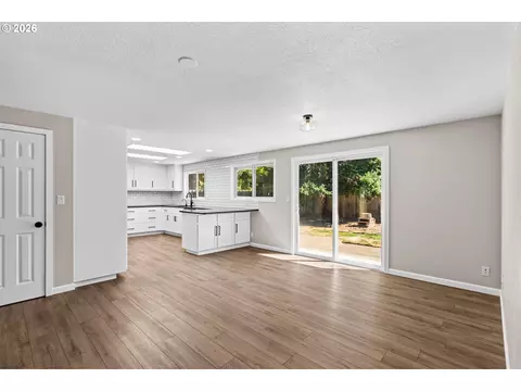 Living - 3187 Alyndale Dr, Eugene, OR 97404 photo 8 of 10