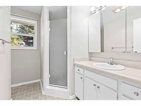 Bath - 3187 Alyndale Dr, Eugene, OR 97404 photo 3 of 3