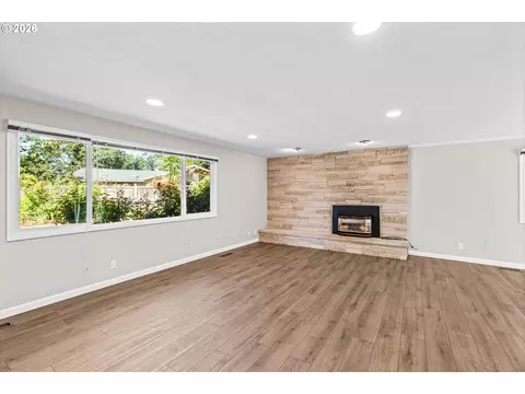 Living - 3187 Alyndale Dr, Eugene, OR 97404 photo 3 of 10